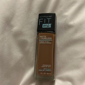Fit Me Matte poreless Foundation for normal to oily skin